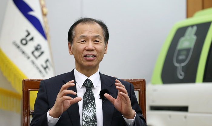 Choi Moon-Soon, governor of Gangwon-do Province, on Jan. 17 explains how his province is faring in balanced development efforts in an interview with Korea.net at Gangwon-do Provincial Office.
